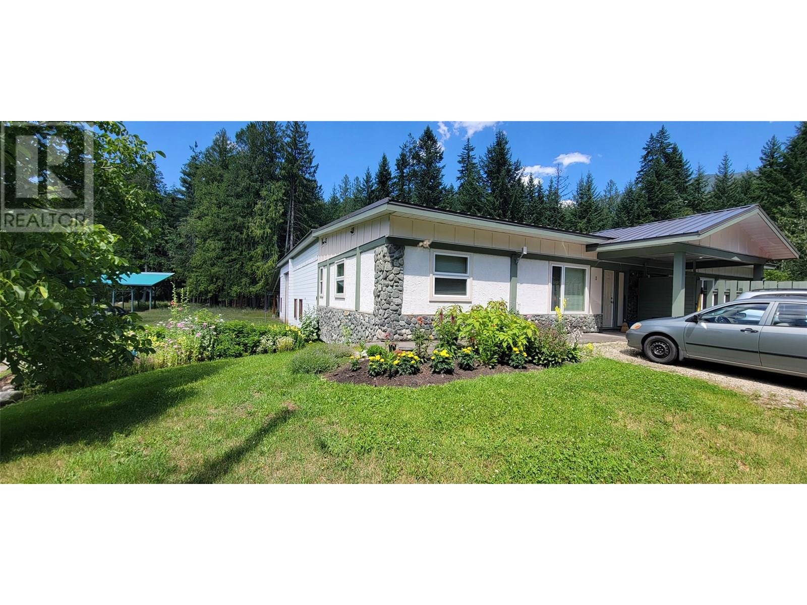 204 Stewart St, Rosebery, BC V0G 1S1