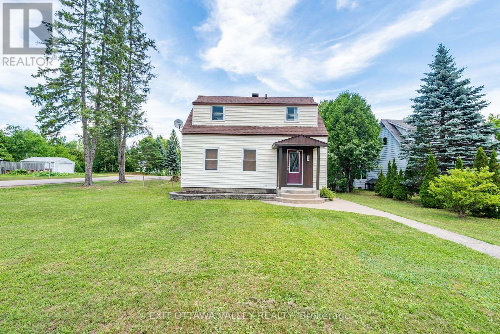 49 Glendale Ave, Deep River, ON K0J 1P0