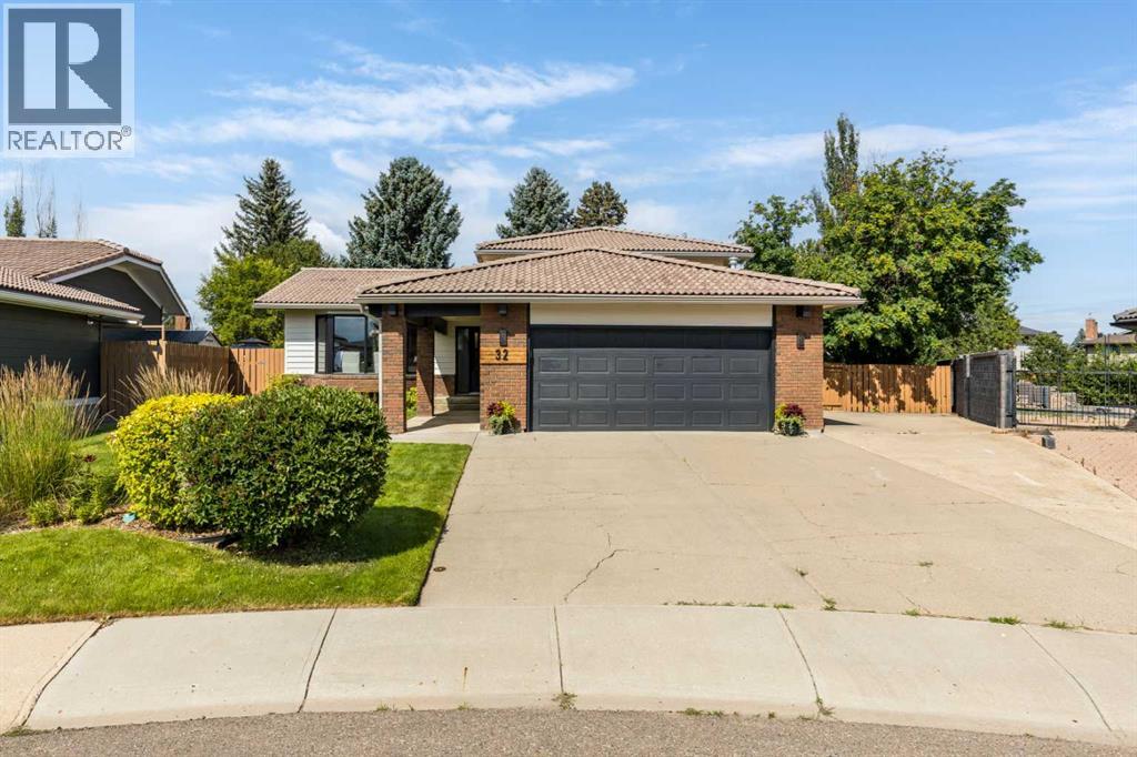 32 Ross Heights Ct SE, Medicine Hat, AB T1B 2R6