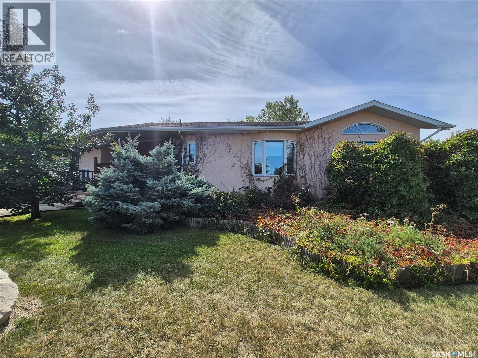 713 Railway Ave, Midale, SK S0C 1S0