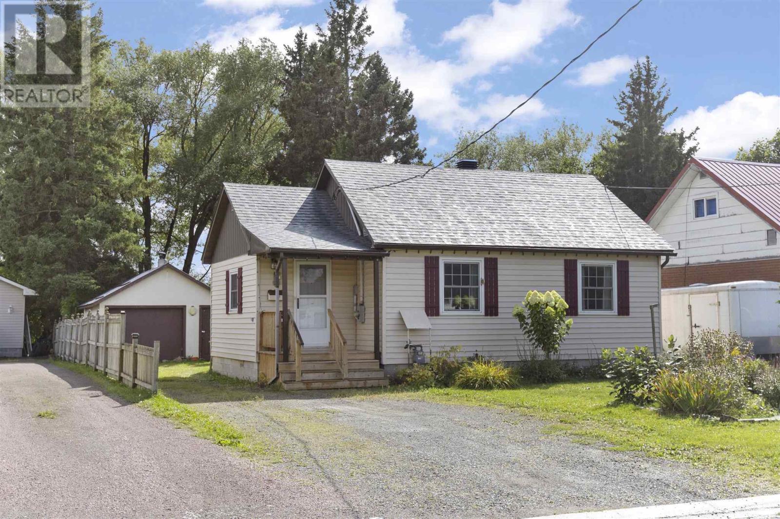 25 Fairview Ave, Sault Ste. Marie, ON P6C 3B3