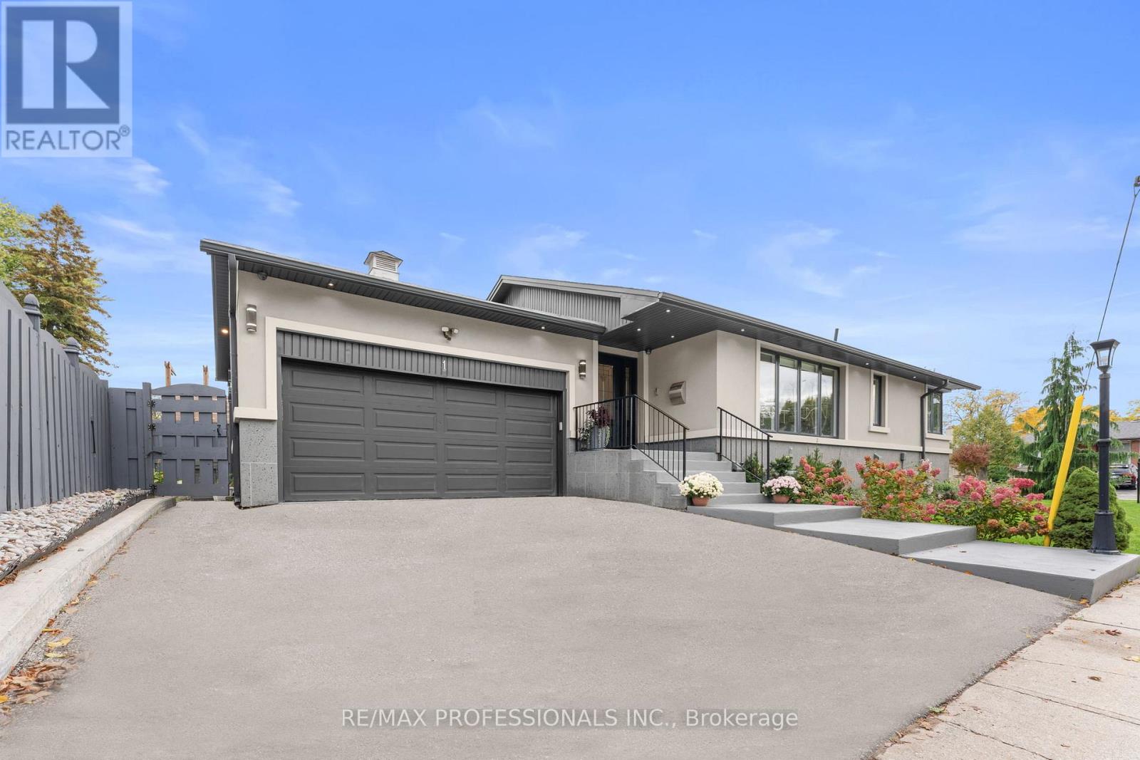 1 Tewsley Pl, Toronto, ON M9P 1N6