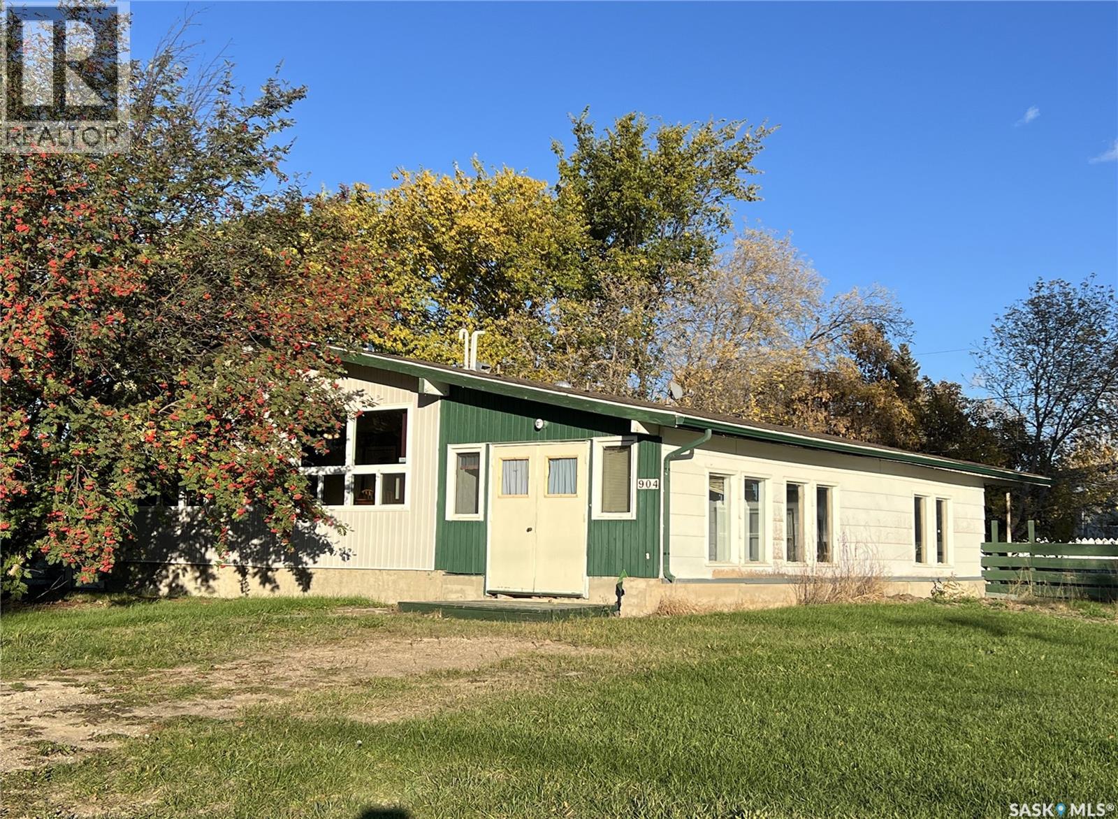 904 Railway Ave, Loon Lake, SK S0M 1L0