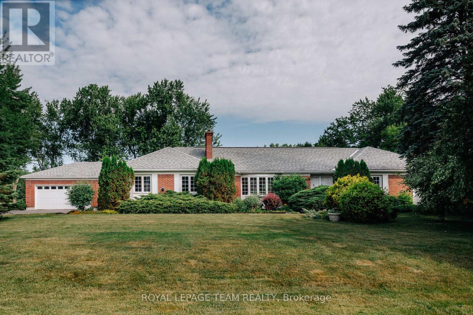1231 Fairway Dr, Ottawa, ON K4M 1B3