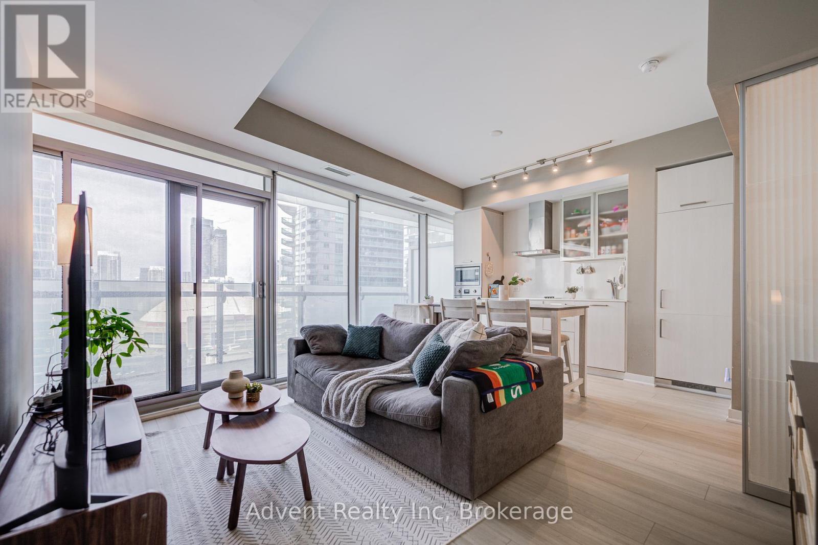 2306 14 York St, Toronto, ON M5J 0B1