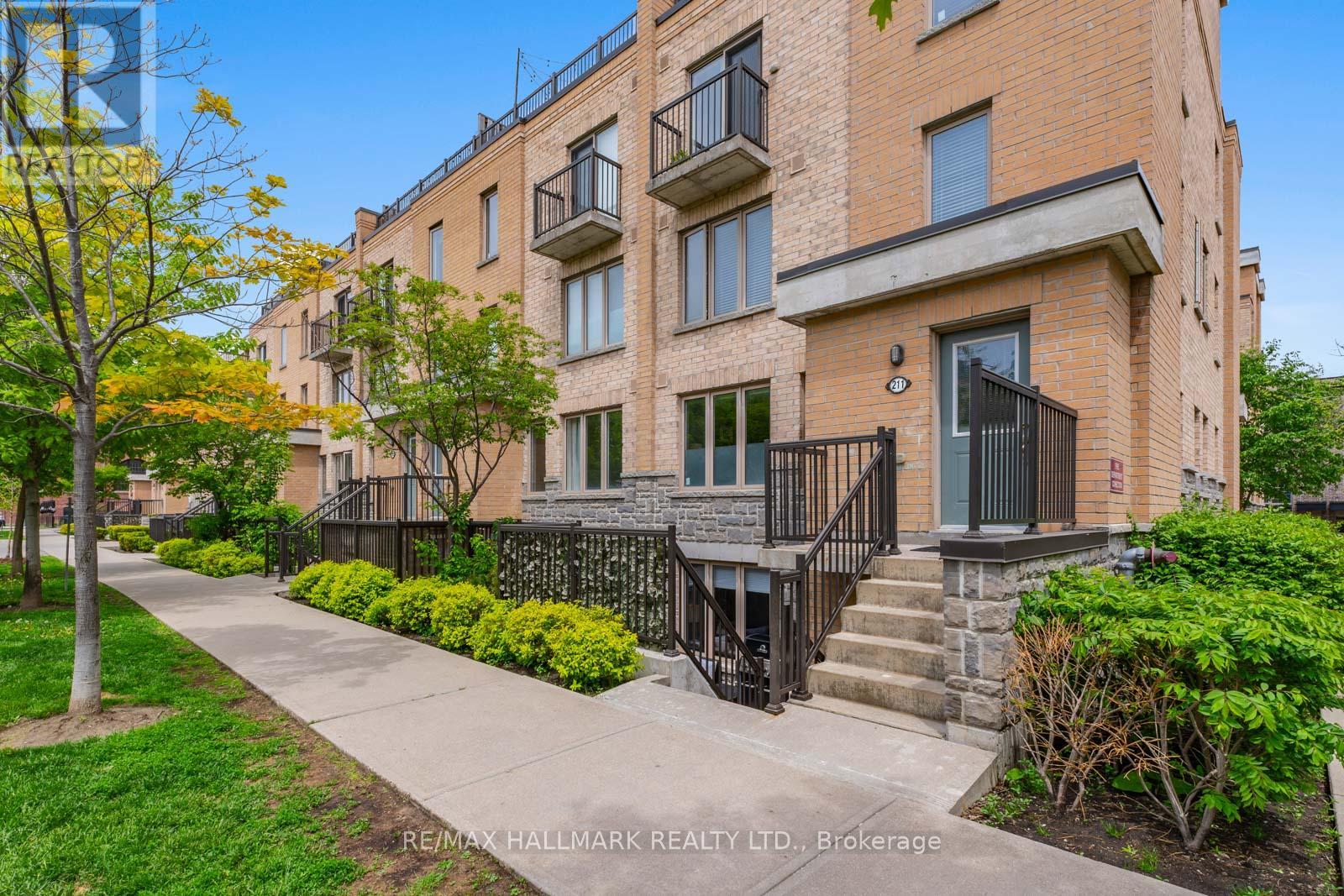 111 9 Foundry Ave, Toronto, ON M6H 3Z4