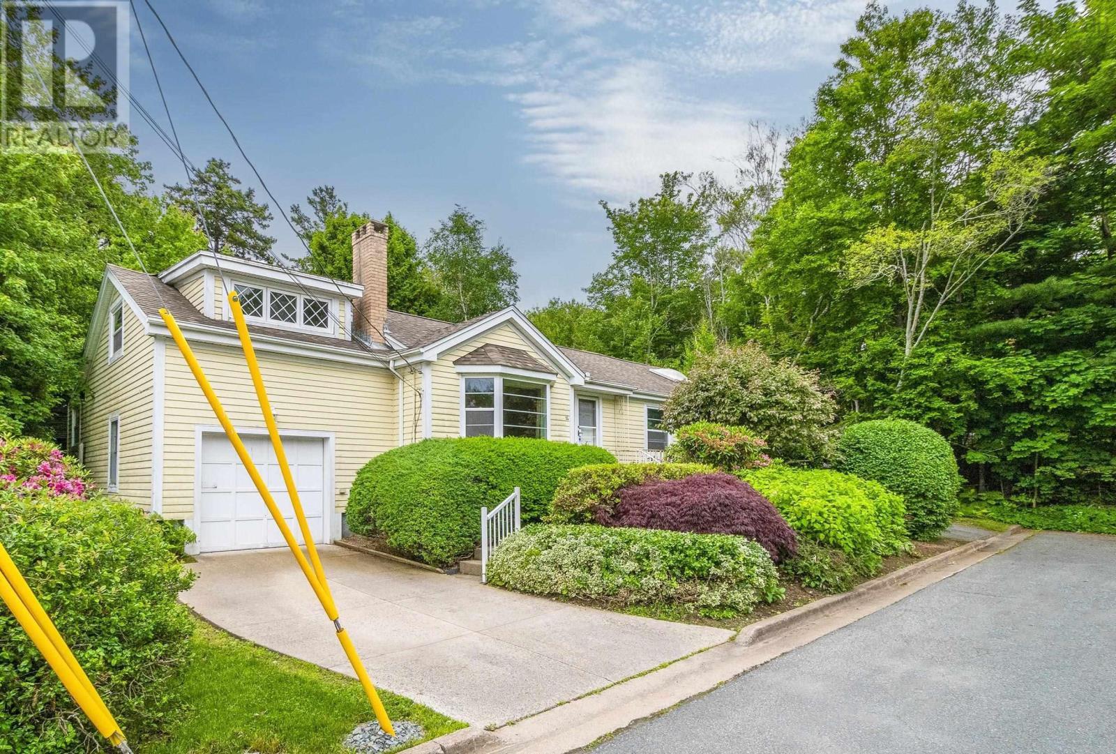 14 Retreat Ave, Halifax, NS B3N 1Y2