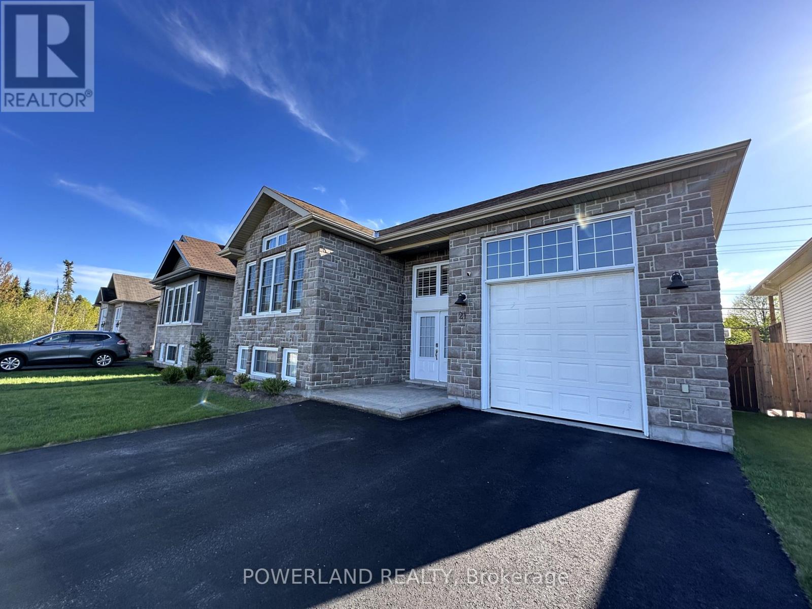 21 Brookland Dr, North Bay, ON P1A 4J7