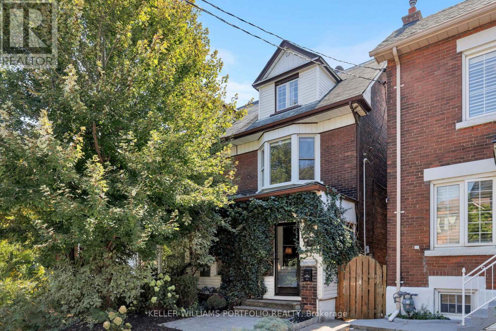 77 Hook Ave, Toronto, ON M6P 1T3