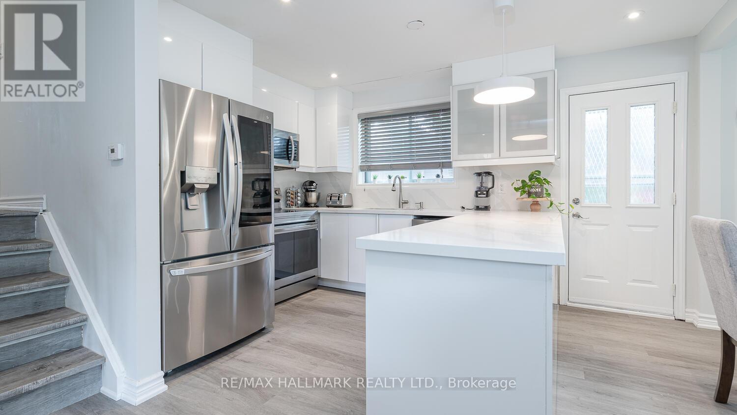 11 Seaton Dr, Aurora, ON L4G 2J9