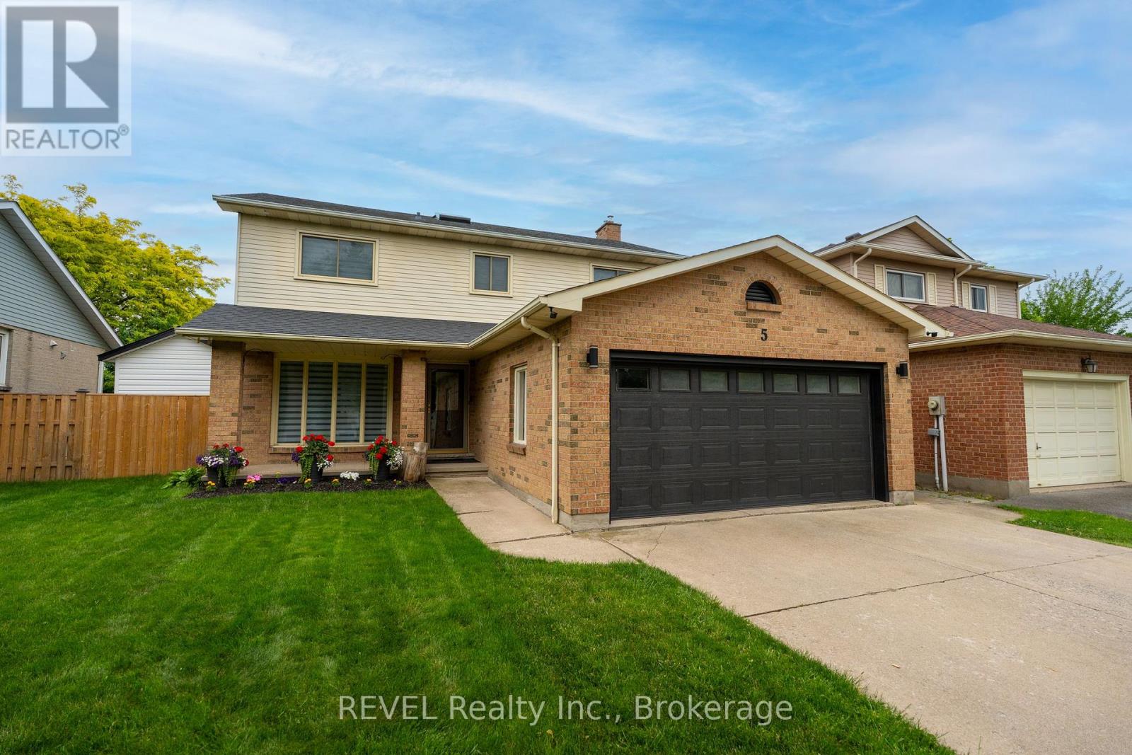 5 Elderwood Dr, St. Catharines, ON L2S 3E9