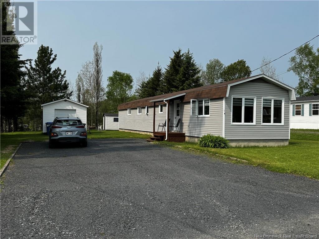 16 Le Paradis St, Saint-jacques, NB E7B 1T5