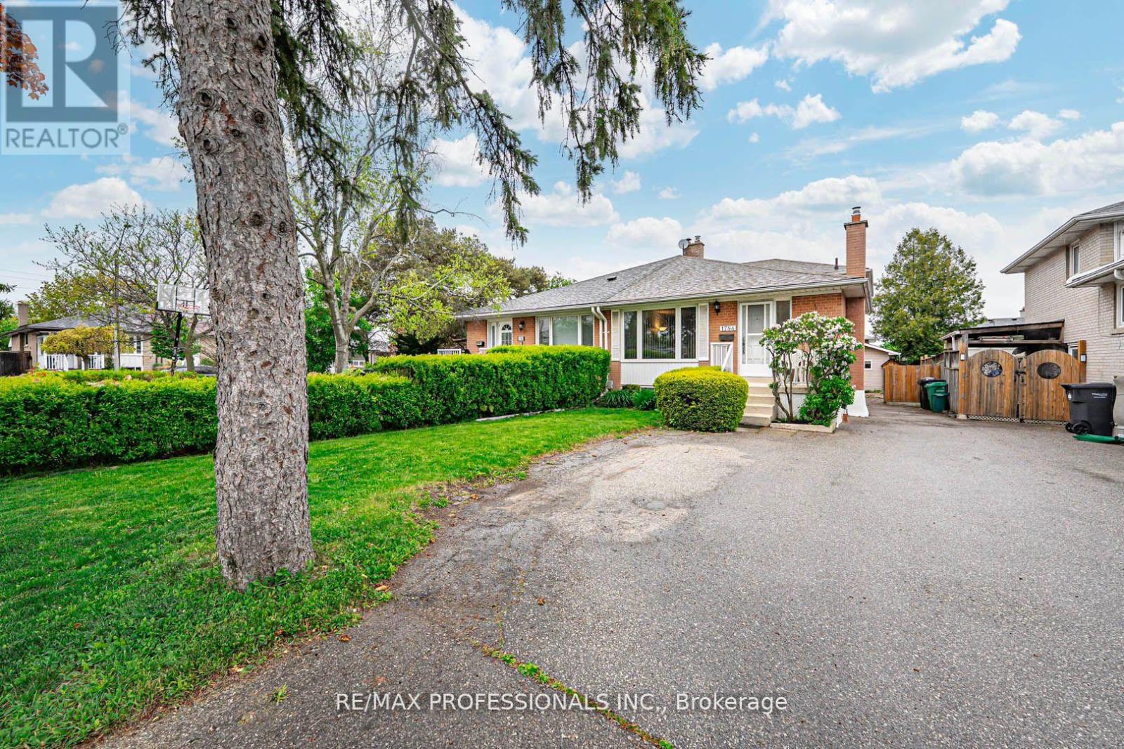 1784 Sandgate Cres, Mississauga, ON L5J 2E8