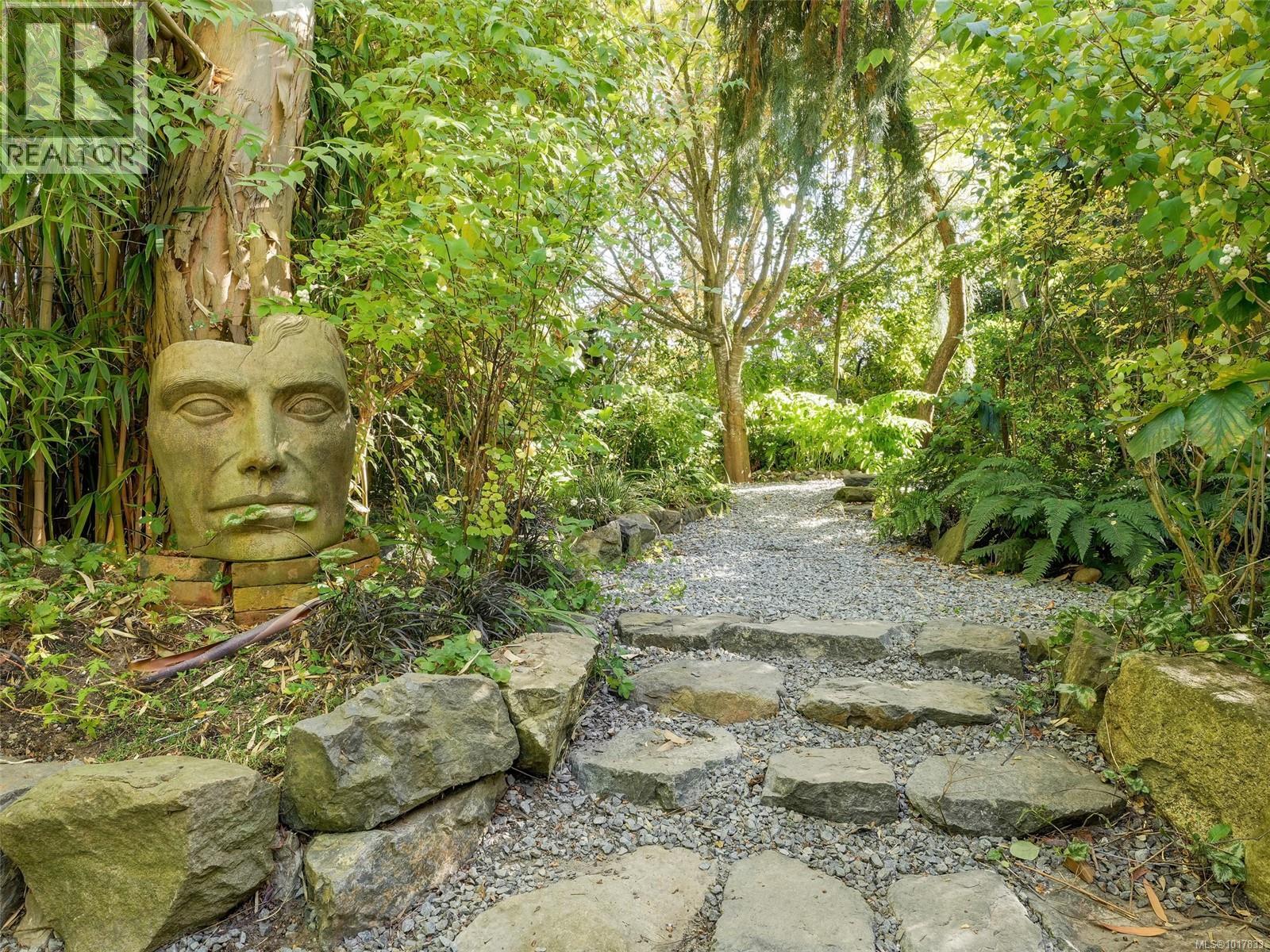 3221 Wascana St, Saanich, BC V8Z 3T7
