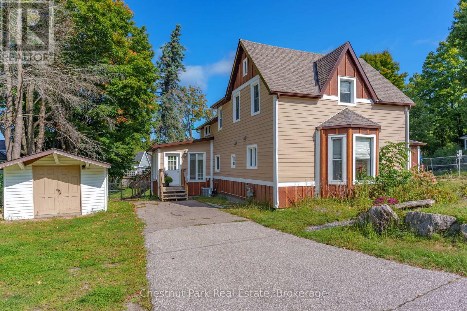 615 Bay St, Gravenhurst, ON P1P 1G8