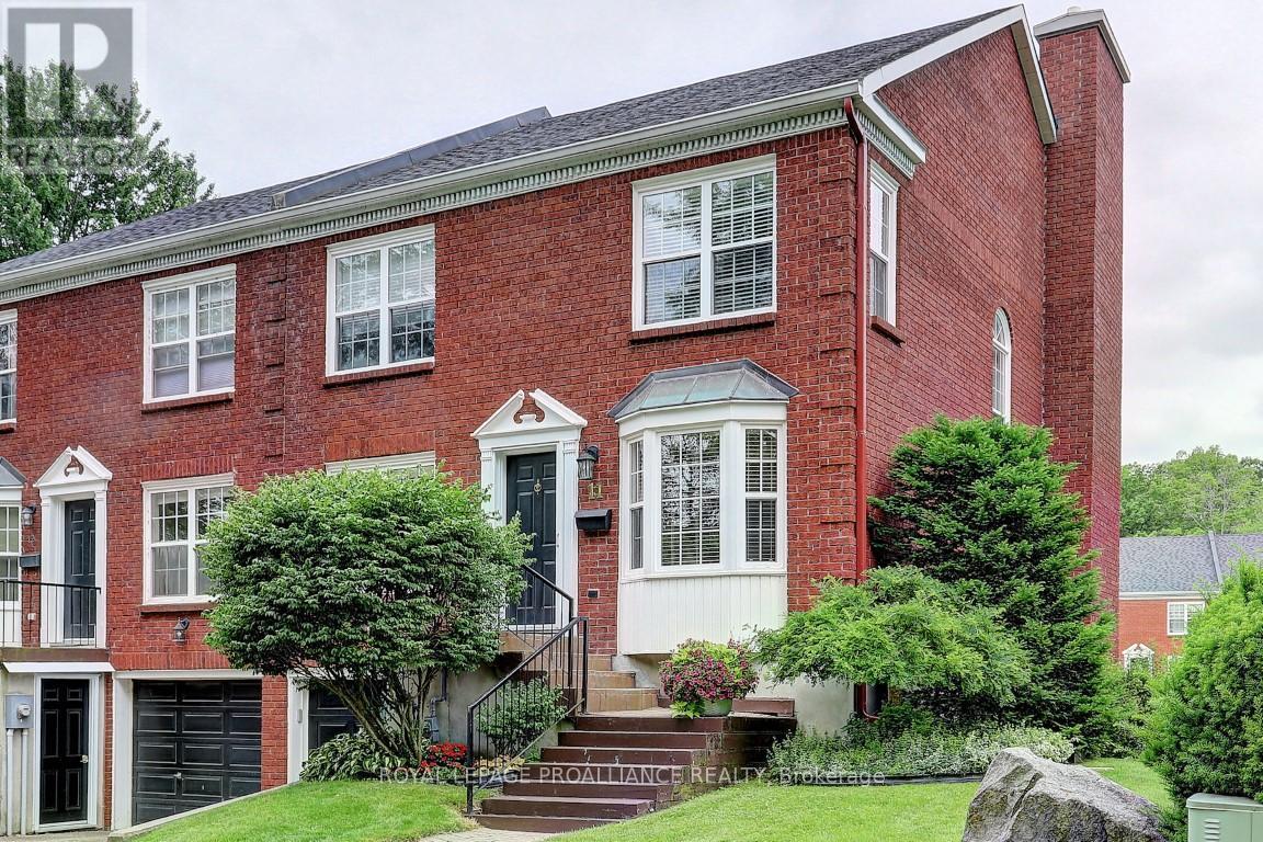 11 Country Club Pl, Brockville, ON K6V 6T7