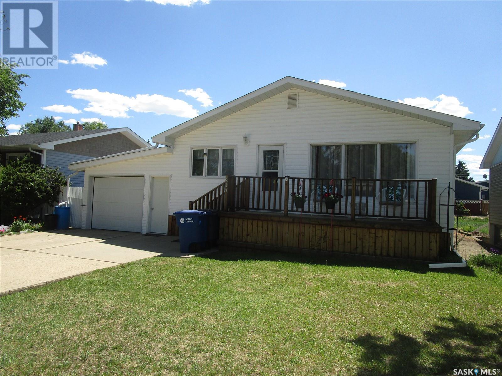 241 Dominion Rd, Assiniboia, SK S0H 0B0