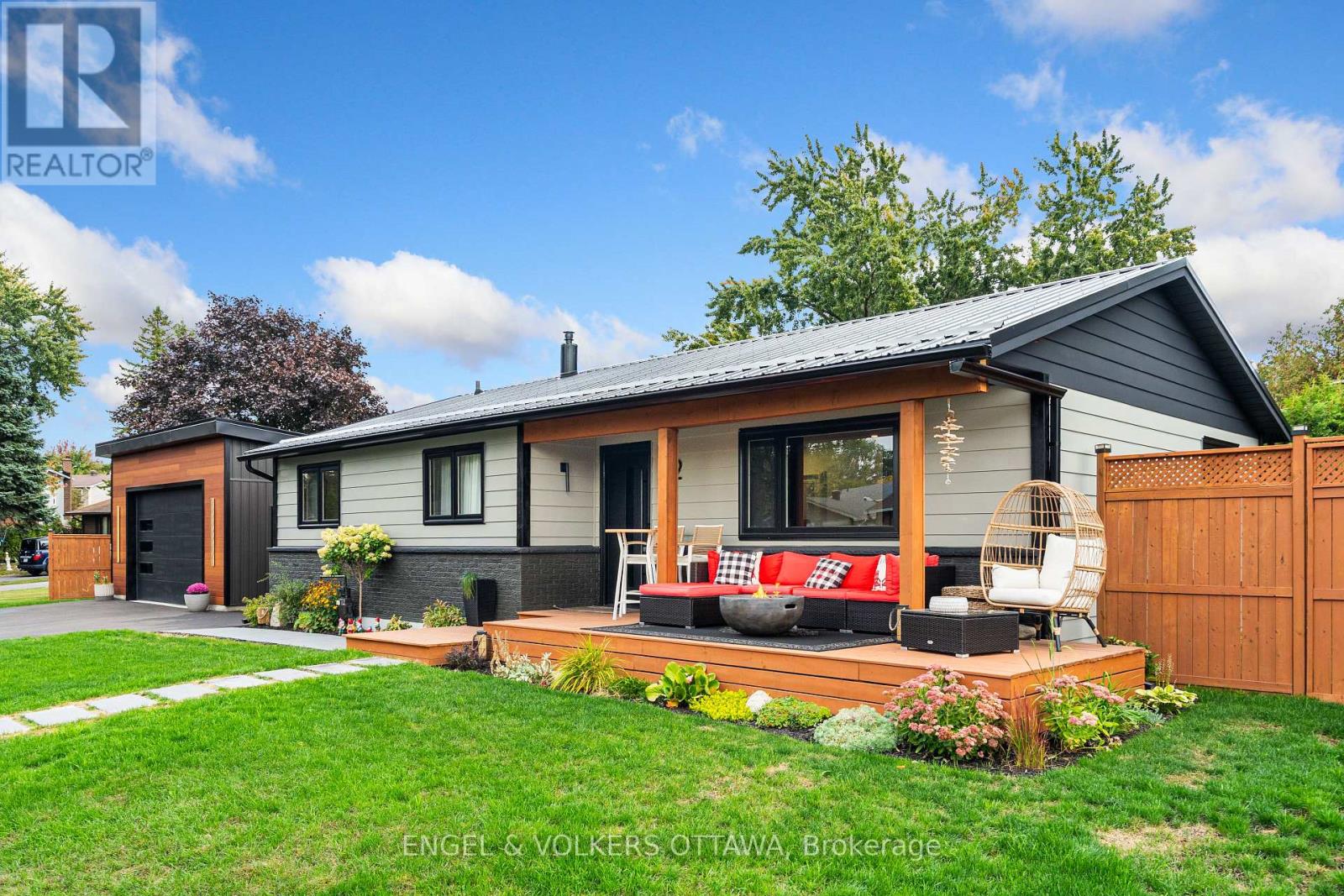 2 Davies Ct, Ottawa, ON K2L 1L6