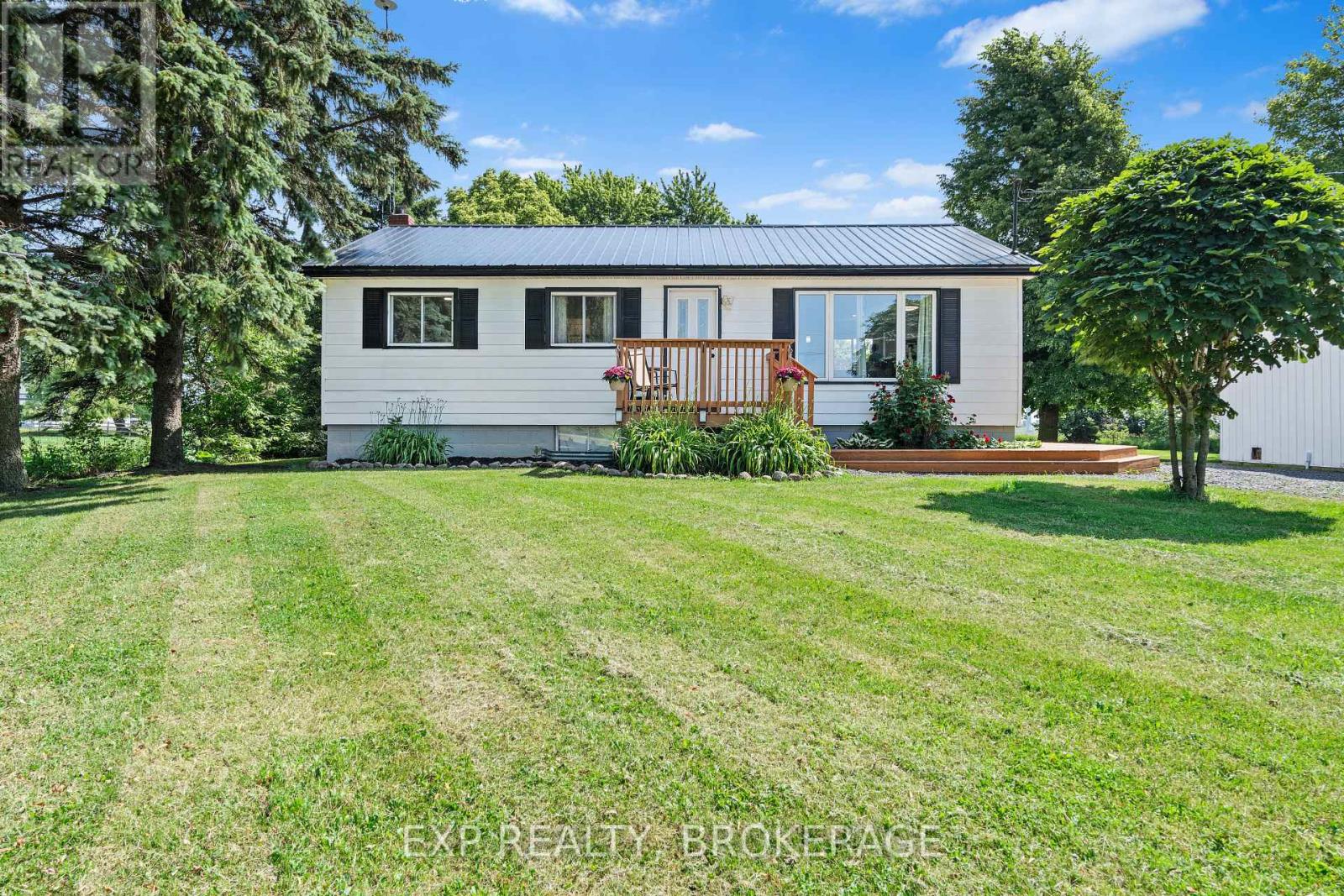 912 8th Line Rd, Frontenac Islands, ON K0H 2Y0