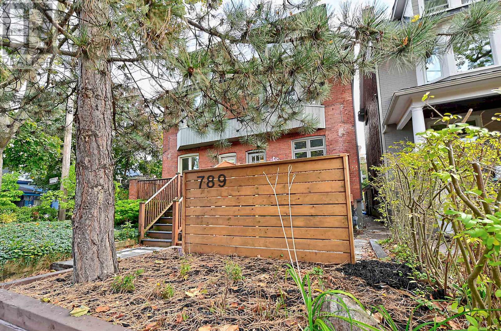 789 Markham St, Toronto, ON M6G 2M4