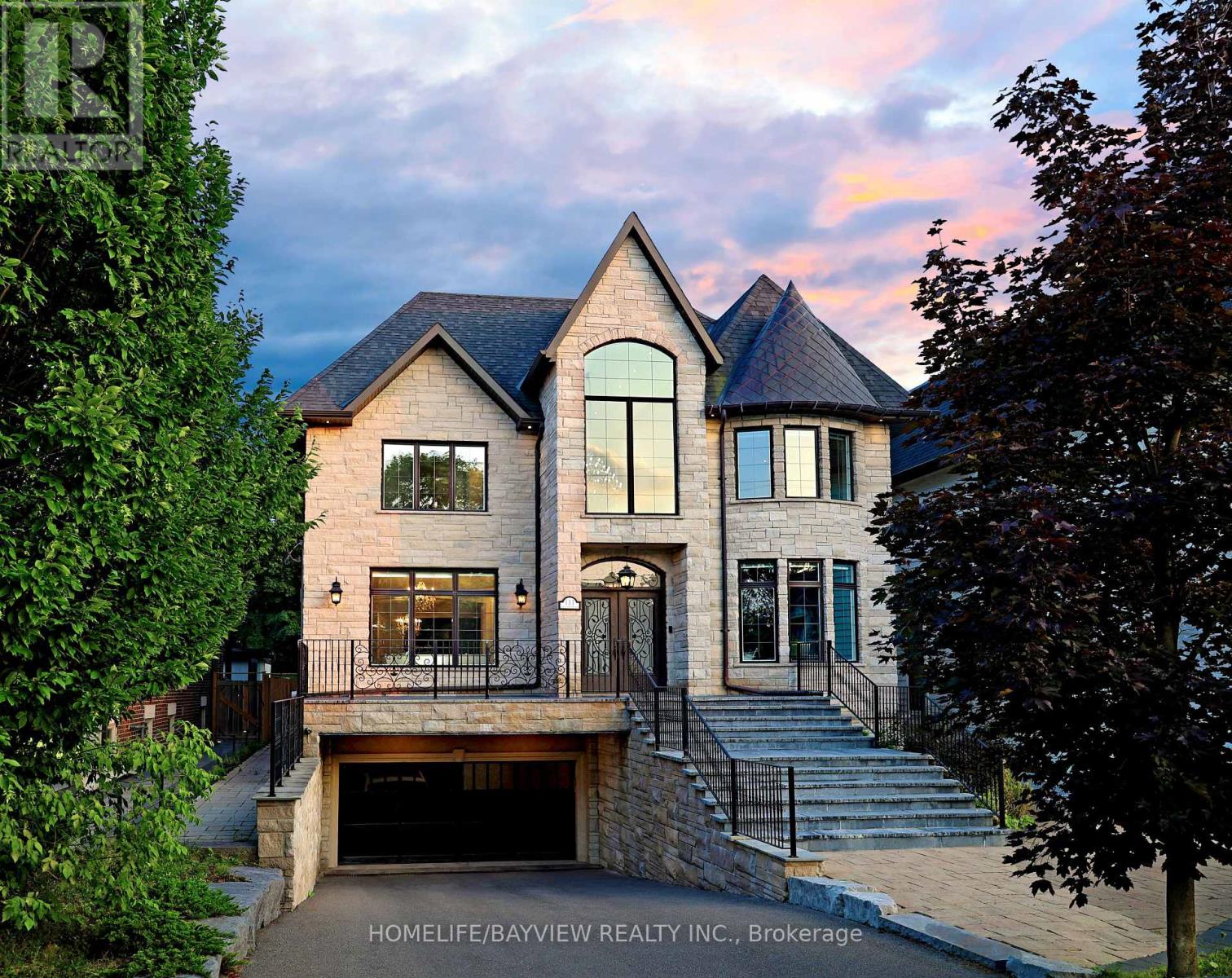 111 Hillview Rd, Aurora, ON L4G 2M6