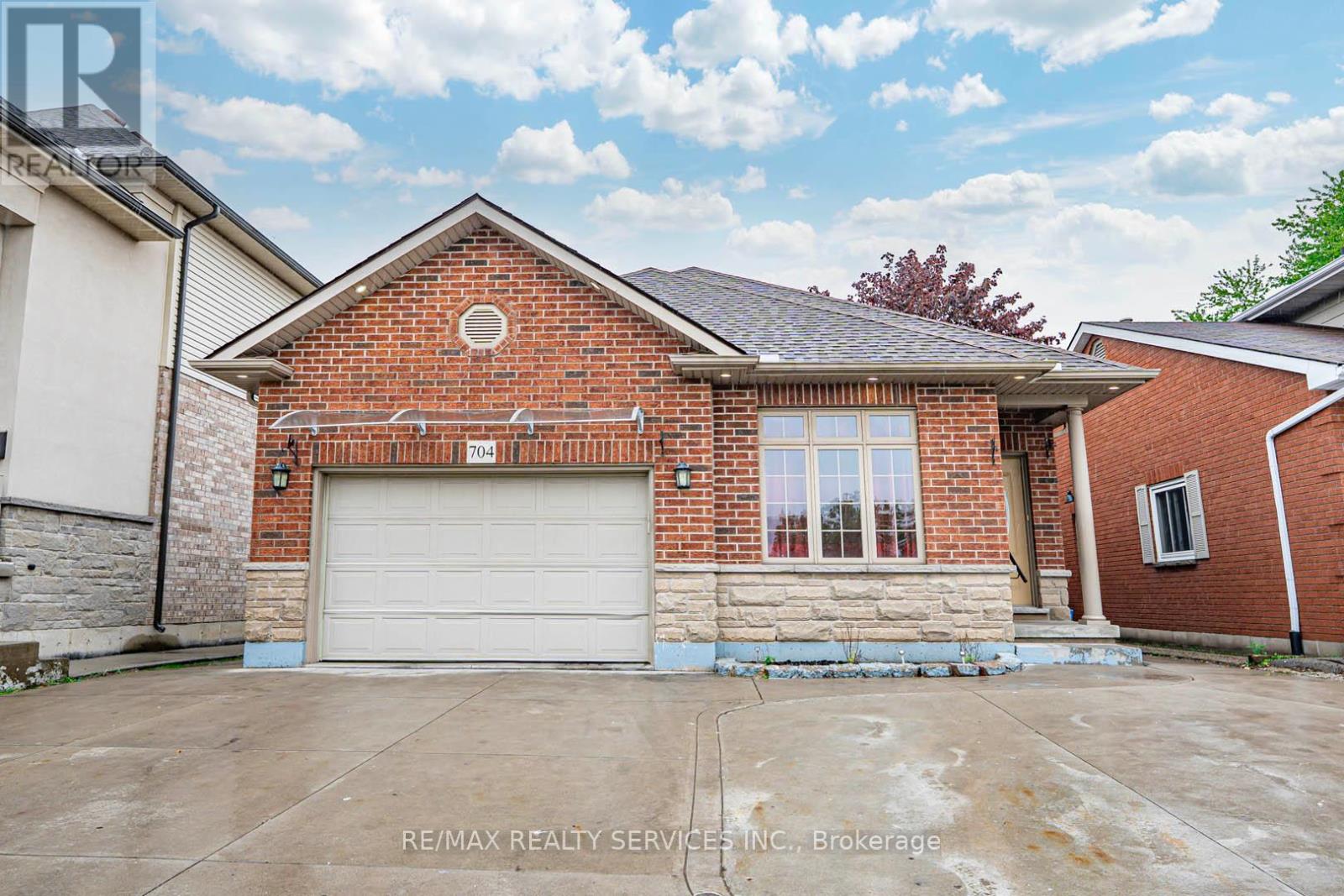 704 Stone Church Rd E, Hamilton, ON L8W 1A7