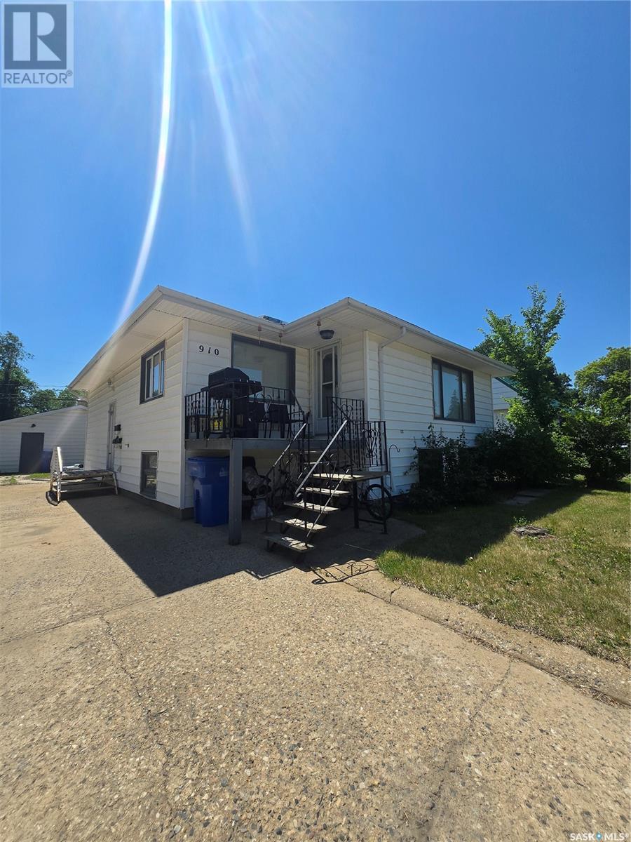 910 Isabelle St, Estevan, SK S4A 1R4