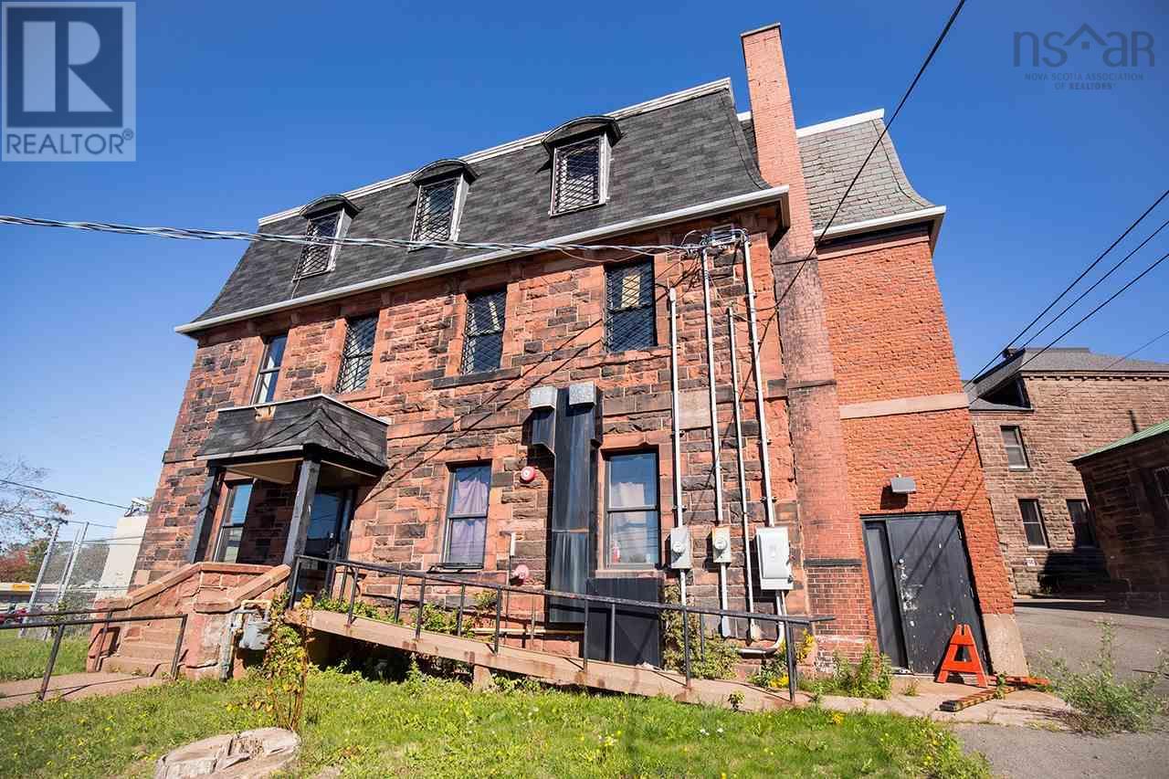 1 Lawrence St, Amherst, NS B4H 3G5