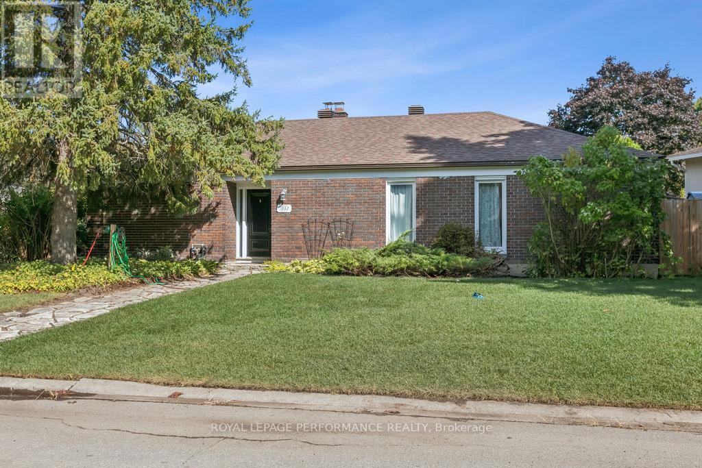 1932 Marquis Ave, Ottawa, ON K1J 8J2