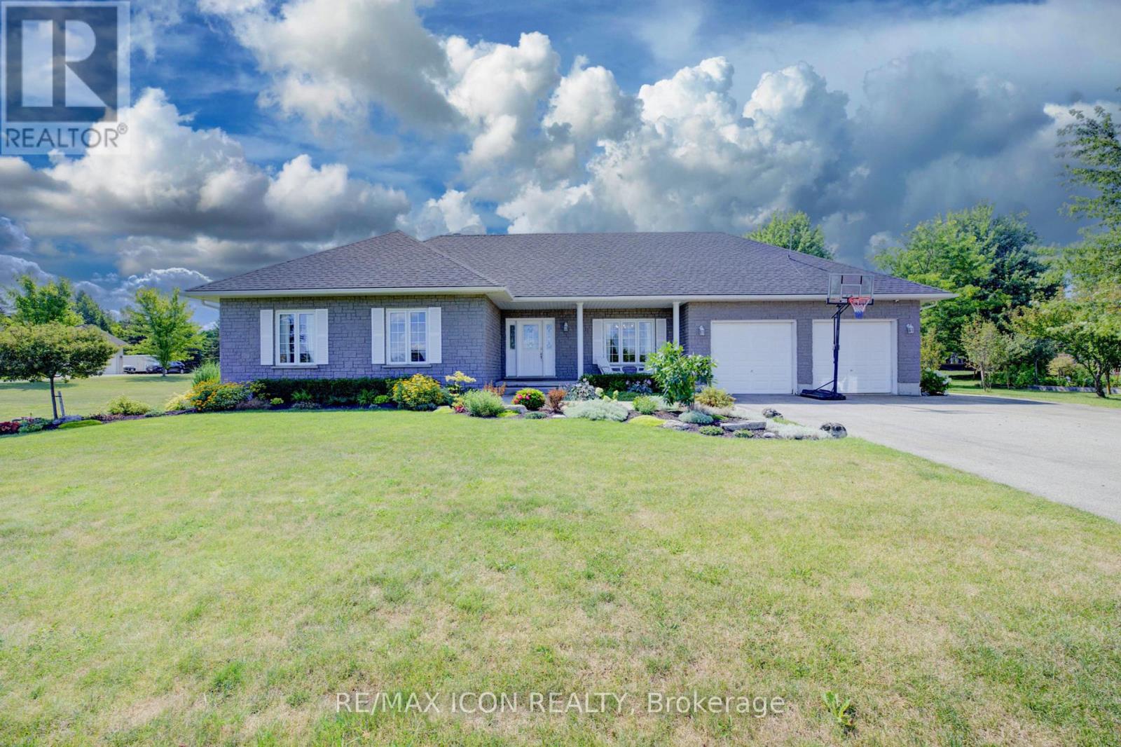 17 Minto Pines Rd, Minto, ON N0G 2L0
