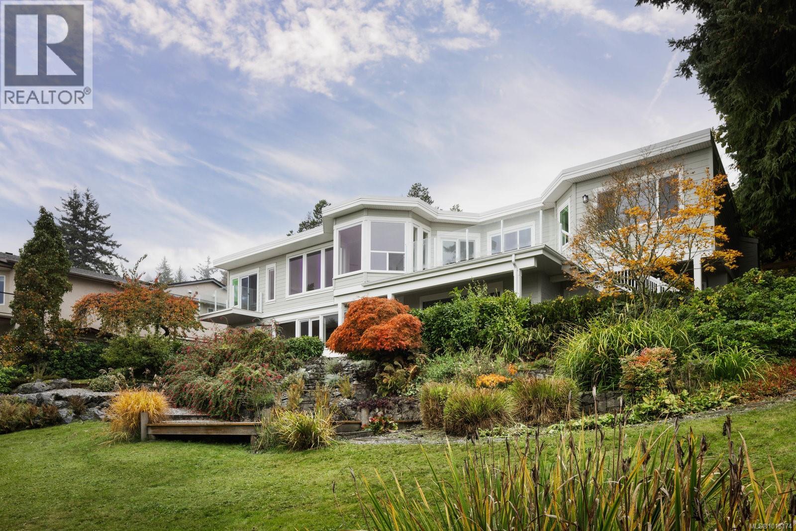 5055 Lochside Dr, Saanich, BC V8Y 2E9