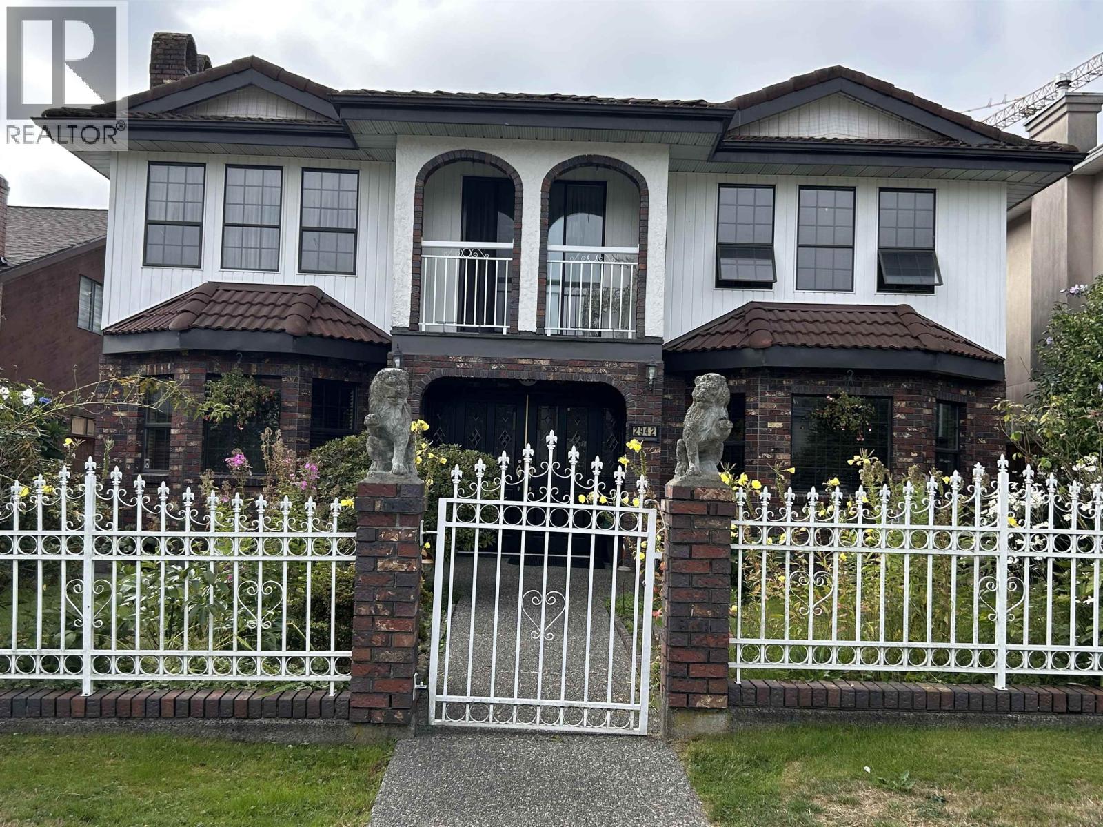 2942 Adanac St, Vancouver, BC V5K 2N5