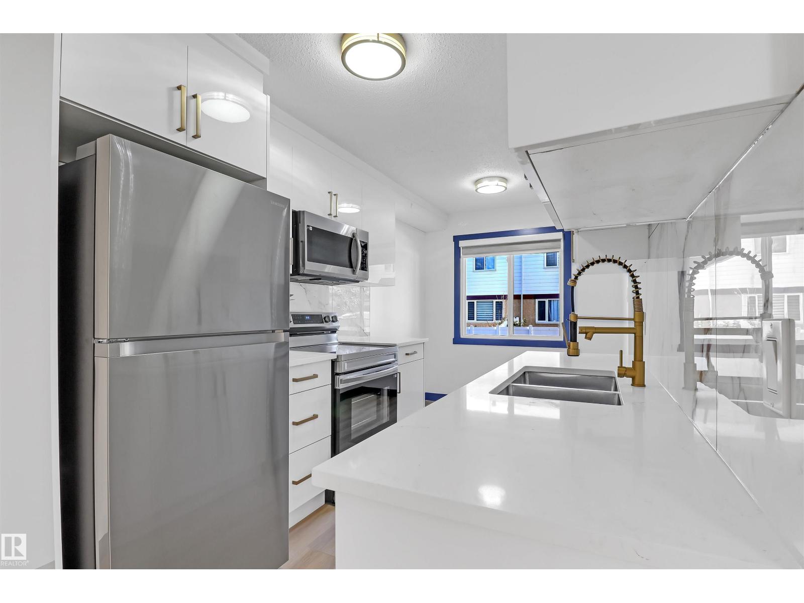 2 Twin Tc NW #d, Edmonton, AB T6K 1V4