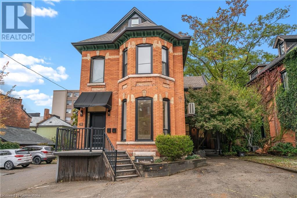 42 Ray St S, Hamilton, ON L8P 3V3