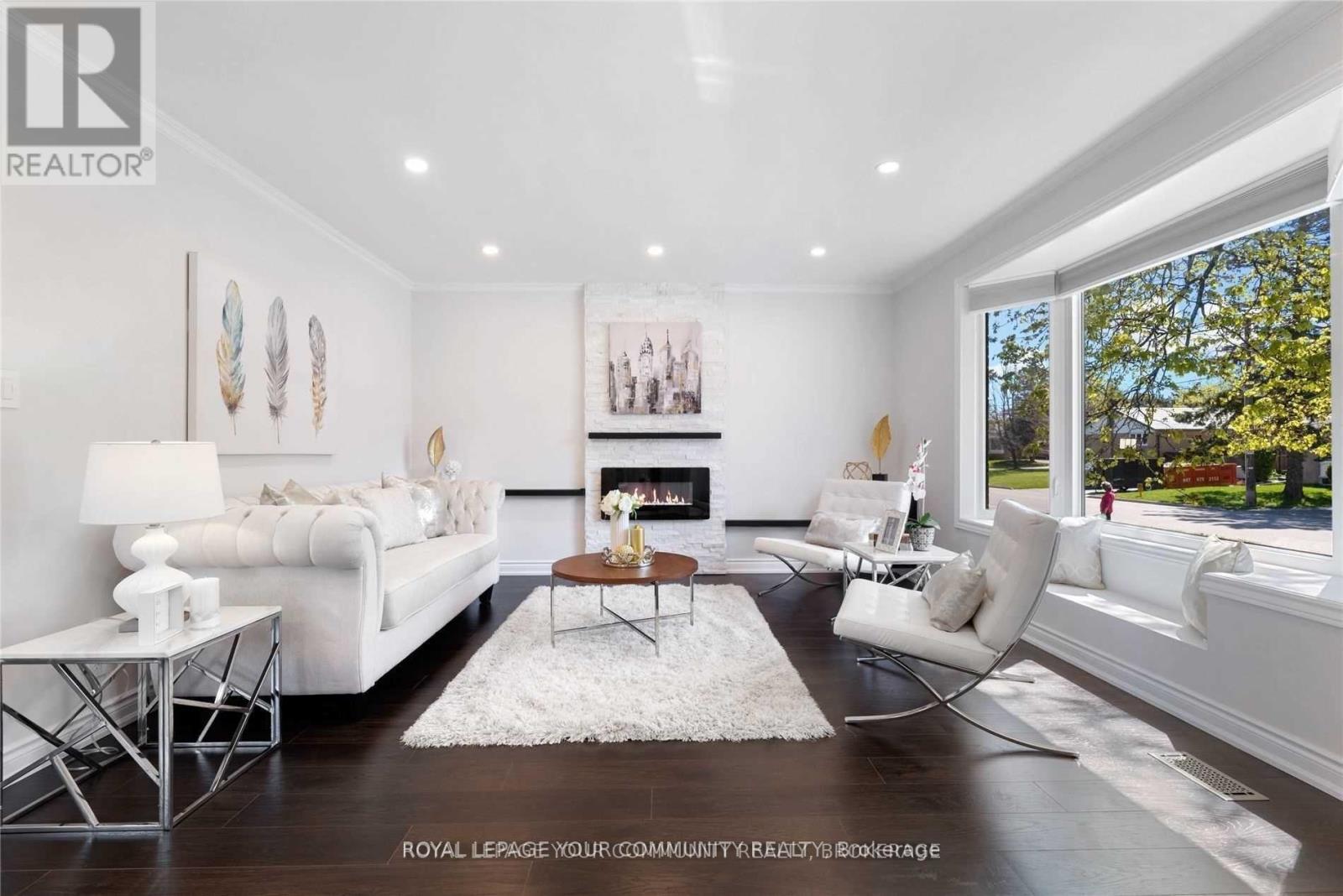 60 Child Dr N, Aurora, ON L4G 1Y7