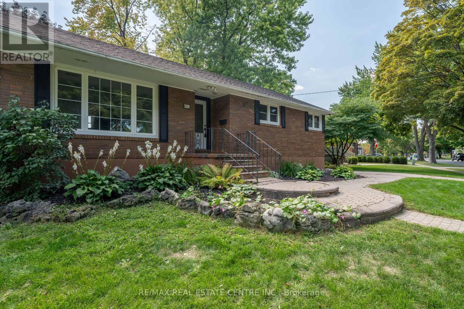 601 Hollywood Pl, Sarnia, ON N7V 2J1