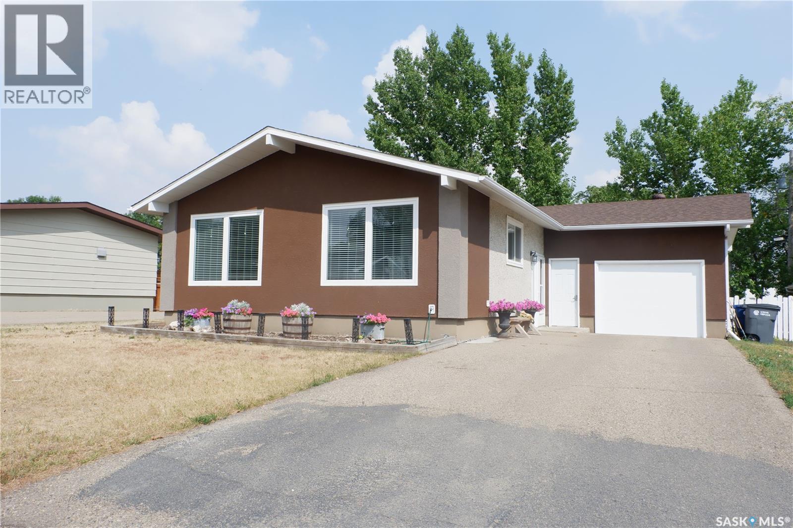 107 Empire Pl, Assiniboia, SK S0H 0B0
