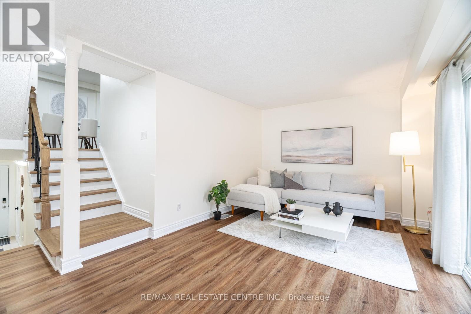 34 30 Heslop Rd, Milton, ON L9T 1B3