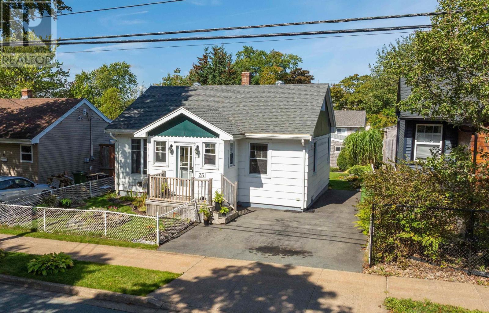 35 Symonds St, Dartmouth, NS B3A 3L4