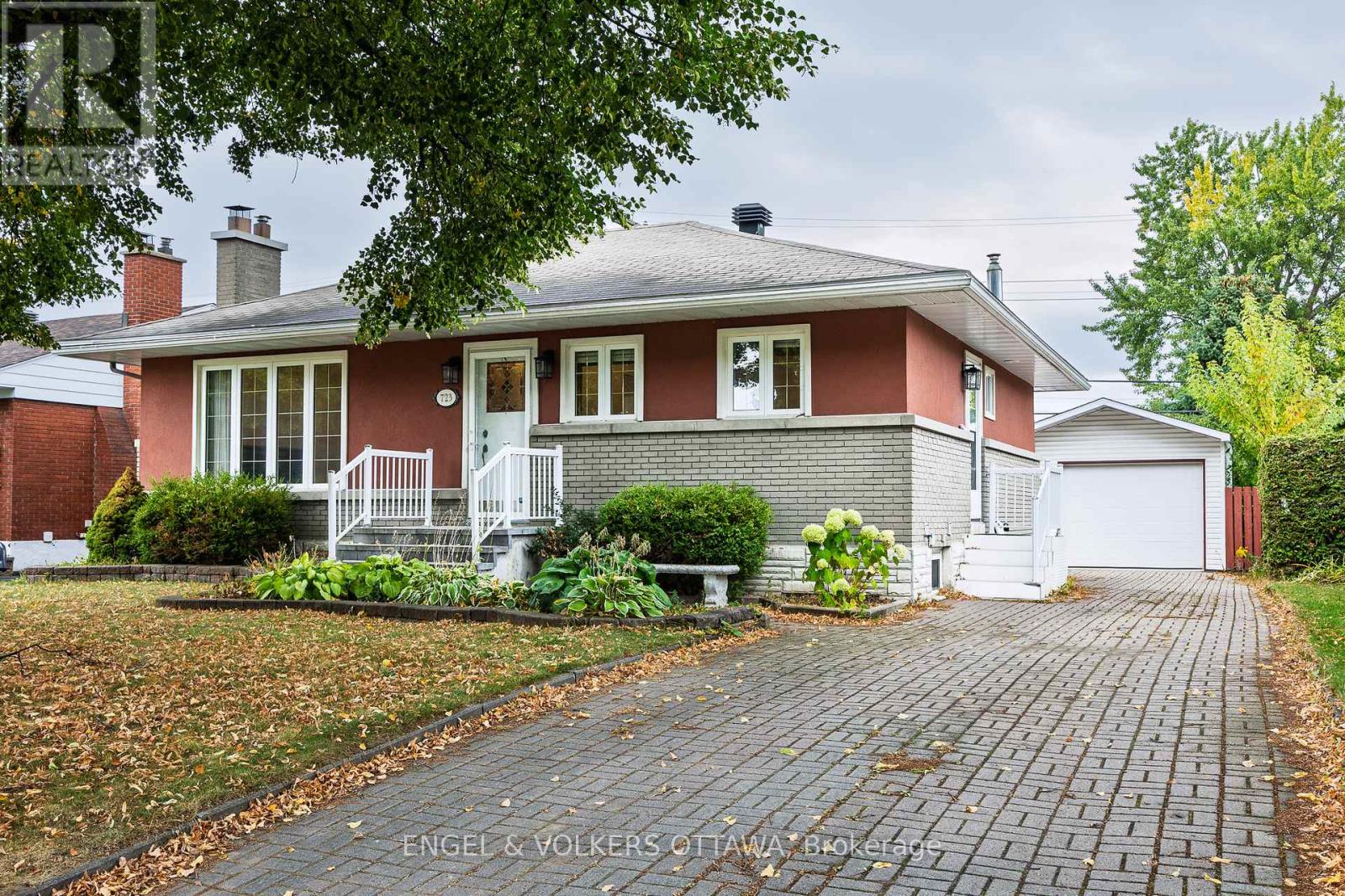 723 Halstead St, Ottawa, ON K1G 1M5