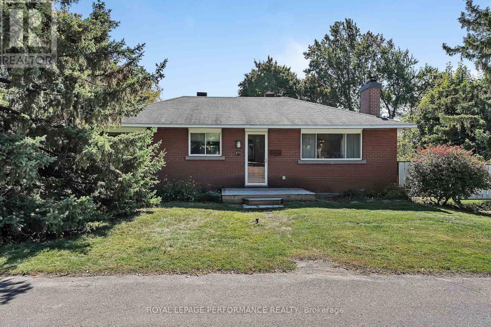 890 Bermuda Ave, Ottawa, ON K1K 0V9