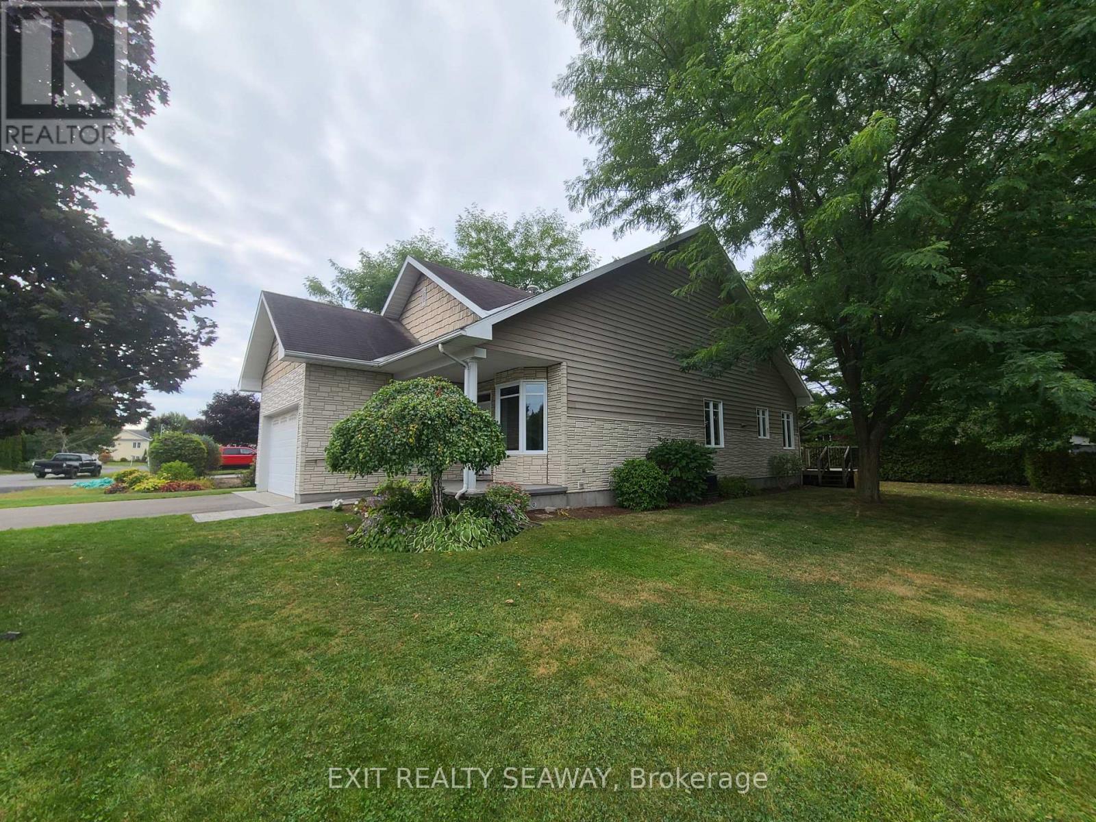 4294 Schell St, South Dundas, ON K0C 2H0