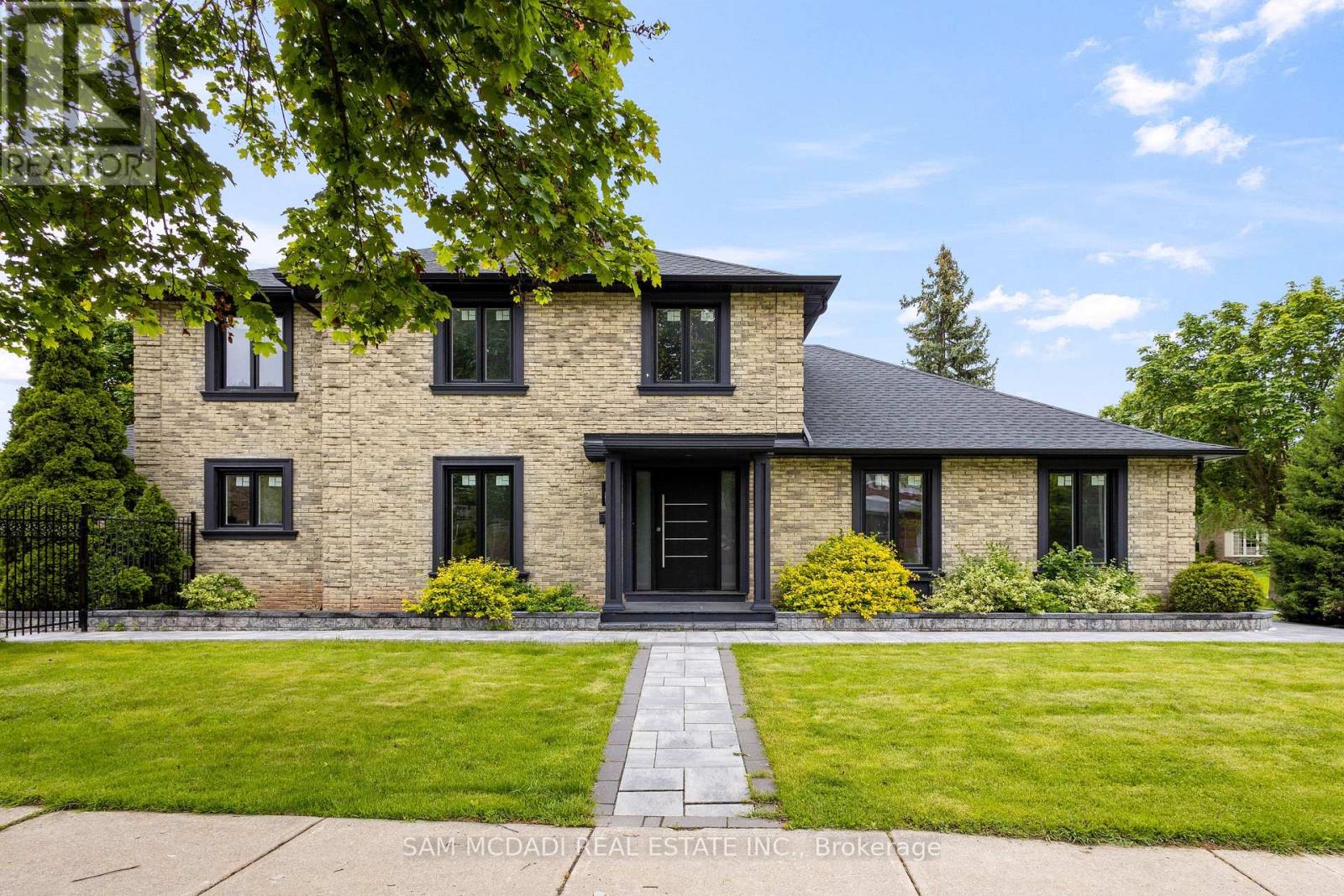 2535 Robin Dr, Mississauga, ON L5K 2G2