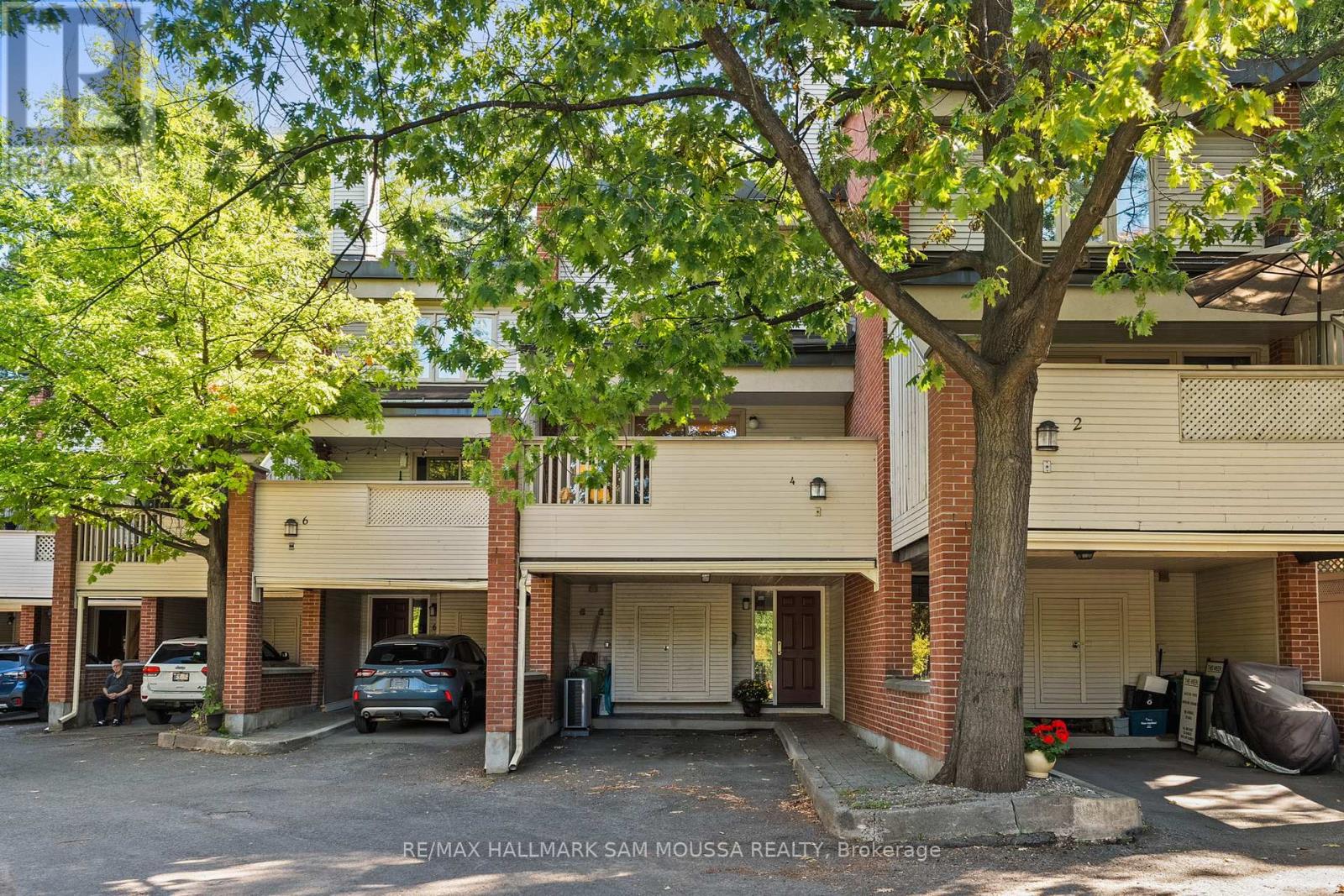 4 60 Greenfield Ave, Ottawa, ON K1S 0X7