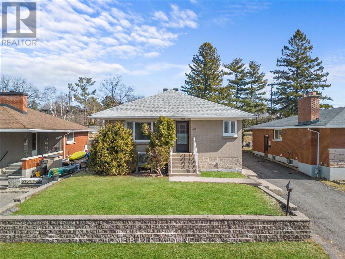 841 Iroquois Rd, Ottawa, ON K2A 3N3