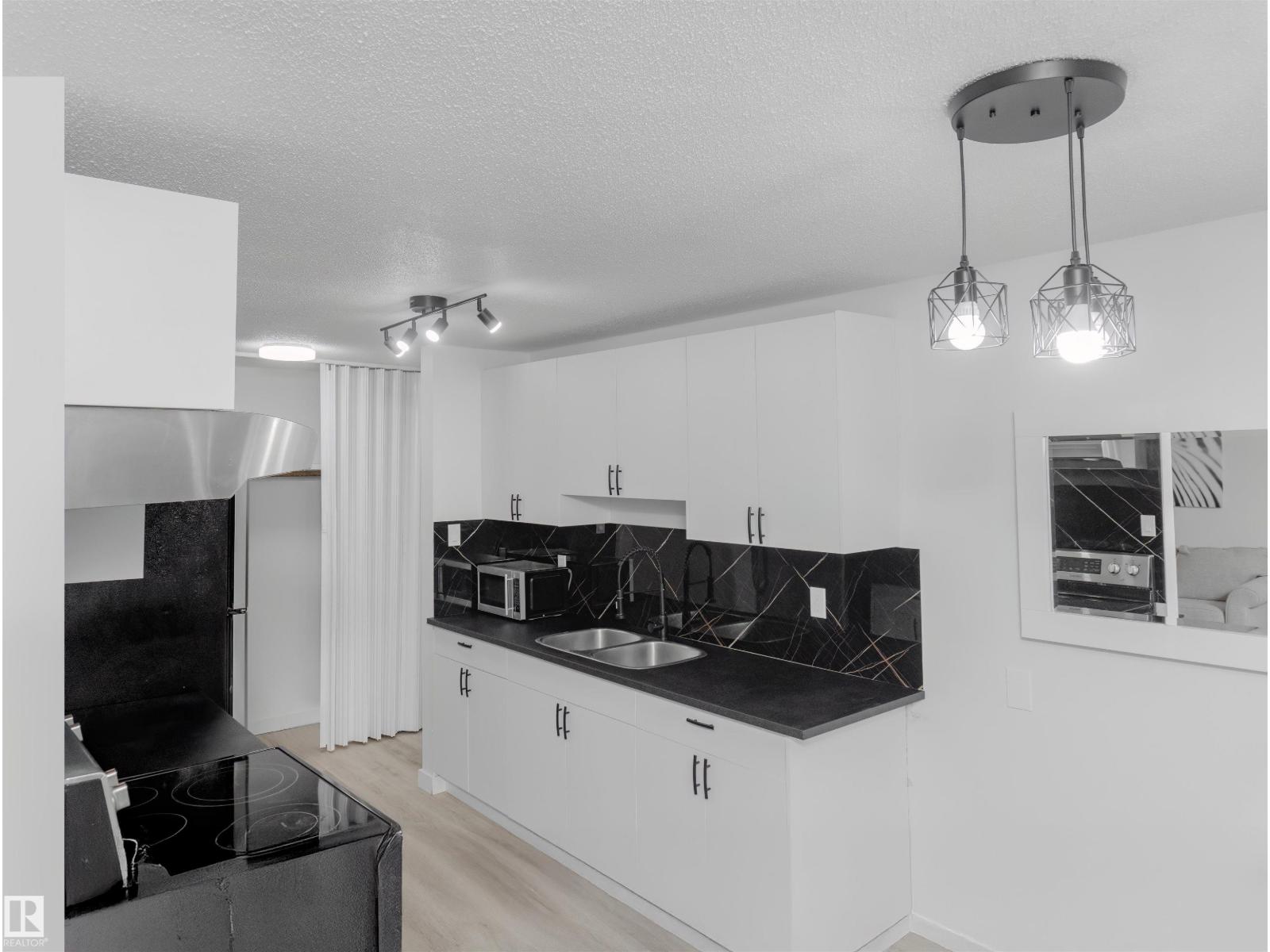 7204 81 Avenue Northwest #107, Edmonton, AB T6B 0E2