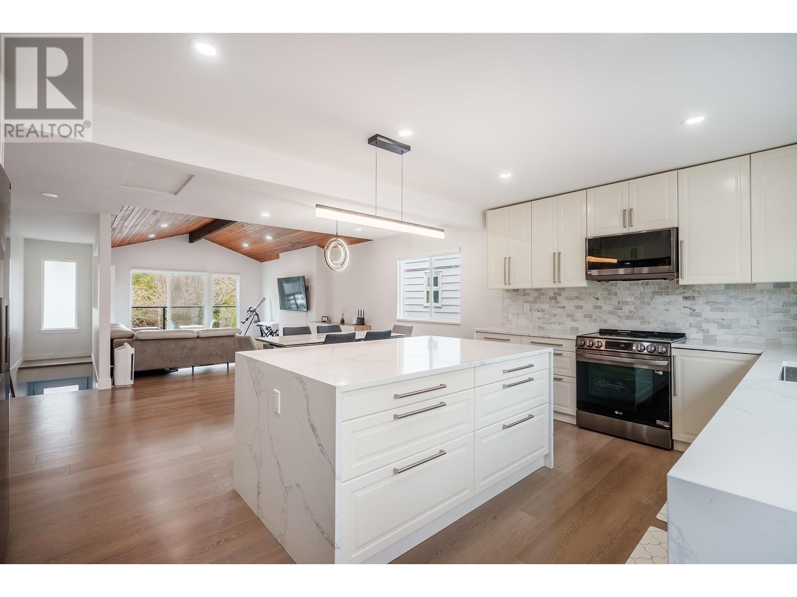 757 E 18th St, North Vancouver, BC V7L 2Y7