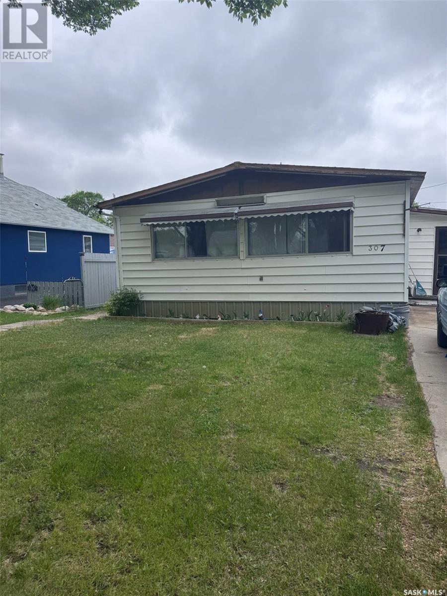 307 Aspen St, Maple Creek, SK S0N 1N0