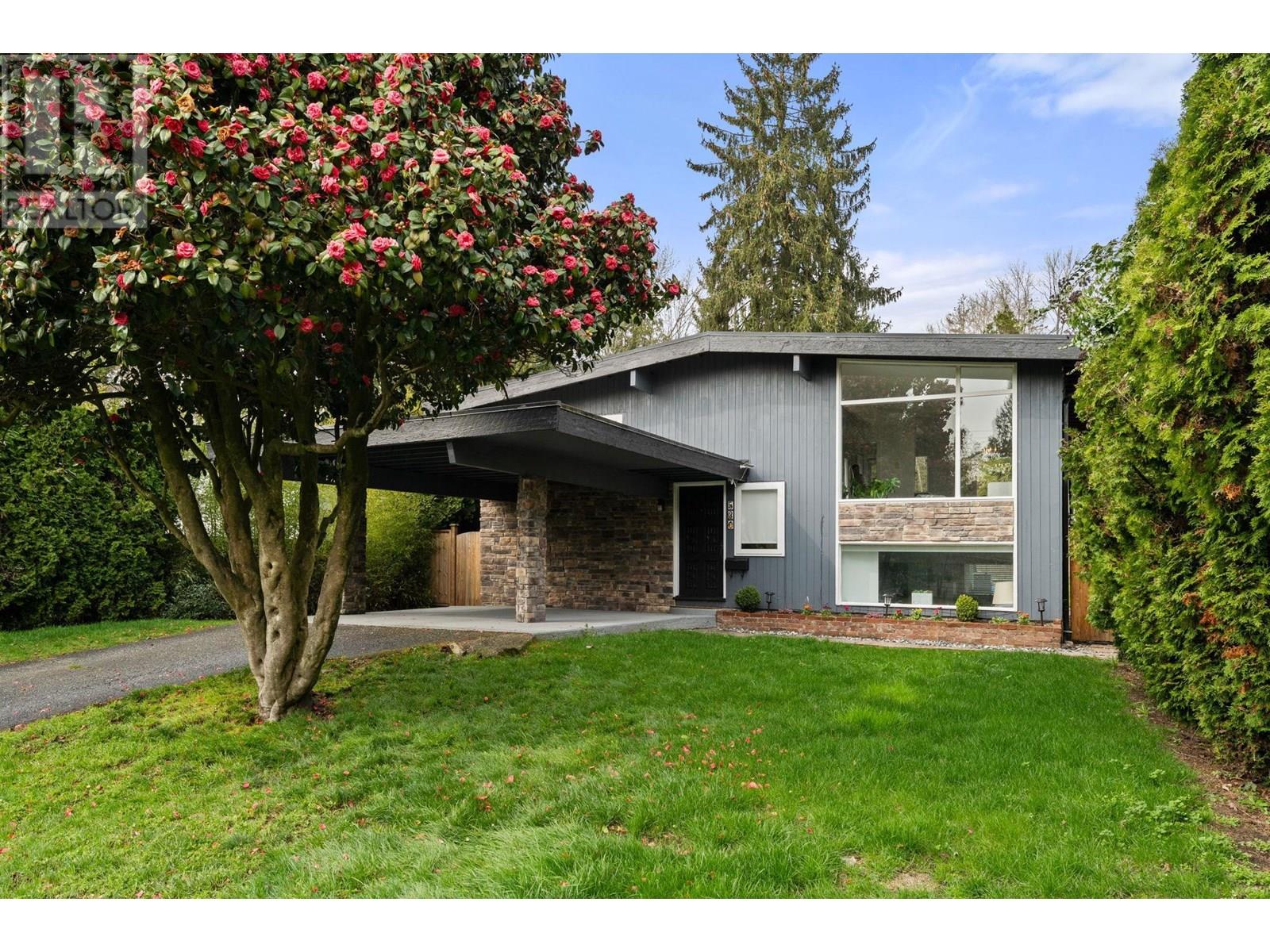 530 W 14th St, North Vancouver, BC V7M 1P9