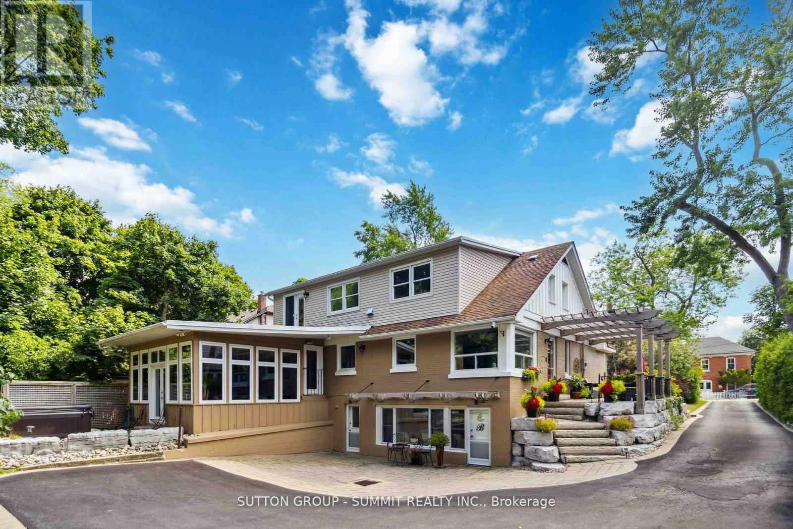 353 Queen St S, Mississauga, ON L5M 1M3